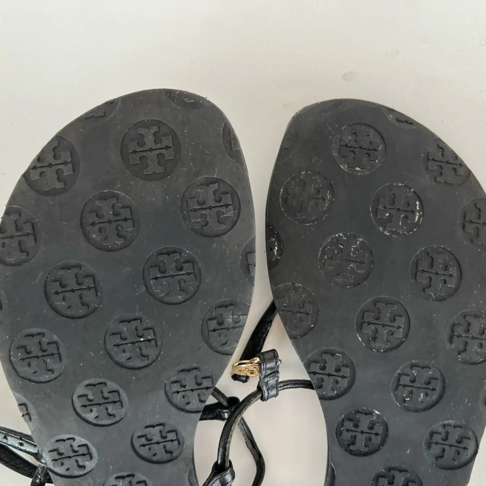 Tory Burch Emmy T-Strap Leather Sandals in Black with Gold Logo, size 6M - Picture 6 of 9